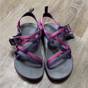 Chaco Big Kid's Sandal
Magenta Jam big girls Size 2 in great condition